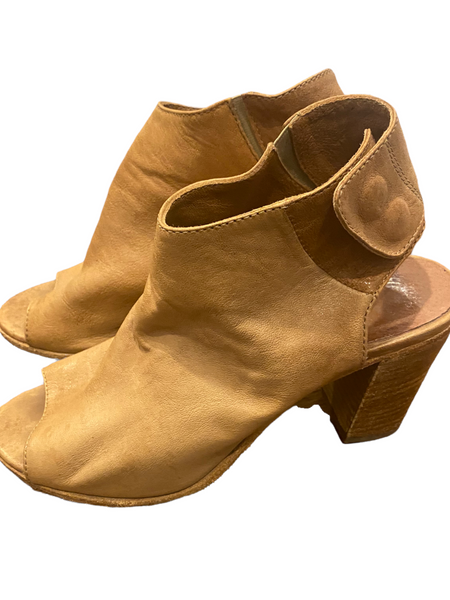 VERO CUOIO $150.00 Made in Italy Soft Butterscotch Leather Slingback Style Open Toe Heels Size 36 (6)